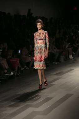 Bir model Galeri 1 New York Fashion Week, dam penceresi Clarkson meydanda 10 Eylül 2017 New York'ta Francesca Liberatore moda show parçası sırasında pist yürür.