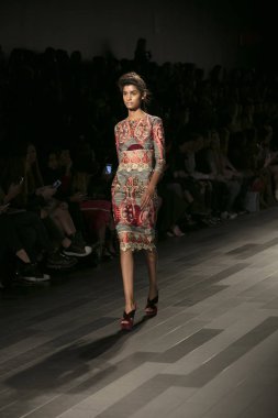 Bir model Galeri 1 New York Fashion Week, dam penceresi Clarkson meydanda 10 Eylül 2017 New York'ta Francesca Liberatore moda show parçası sırasında pist yürür.