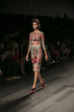 Bir model Galeri 1 New York Fashion Week, dam penceresi Clarkson meydanda 10 Eylül 2017 New York'ta Francesca Liberatore moda show parçası sırasında pist yürür.