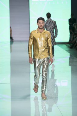 Manken Custo Barcelona moda Show Resort 2018 koleksiyonda Miami moda hafta 2017 Miami'de Buz Sarayı'nda 2 Haziran 2017 üzerinde sırasında pist yürür