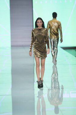 Manken Custo Barcelona moda Show Resort 2018 koleksiyonda Miami moda hafta 2017 Miami'de Buz Sarayı'nda 2 Haziran 2017 üzerinde sırasında pist yürür