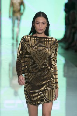 Manken Custo Barcelona moda Show Resort 2018 koleksiyonda Miami moda hafta 2017 Miami'de Buz Sarayı'nda 2 Haziran 2017 üzerinde sırasında pist yürür