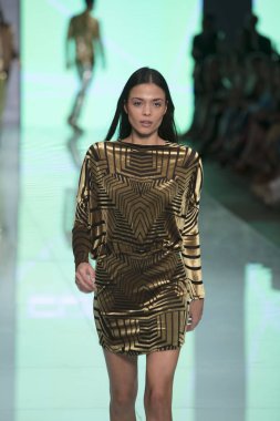 Manken Custo Barcelona moda Show Resort 2018 koleksiyonda Miami moda hafta 2017 Miami'de Buz Sarayı'nda 2 Haziran 2017 üzerinde sırasında pist yürür