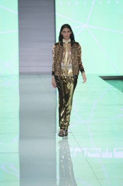 Manken Custo Barcelona moda Show Resort 2018 koleksiyonda Miami moda hafta 2017 Miami'de Buz Sarayı'nda 2 Haziran 2017 üzerinde sırasında pist yürür