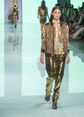 Manken Custo Barcelona moda Show Resort 2018 koleksiyonda Miami moda hafta 2017 Miami'de Buz Sarayı'nda 2 Haziran 2017 üzerinde sırasında pist yürür