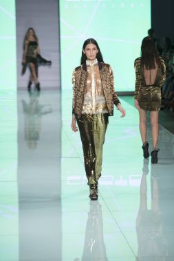 Manken Custo Barcelona moda Show Resort 2018 koleksiyonda Miami moda hafta 2017 Miami'de Buz Sarayı'nda 2 Haziran 2017 üzerinde sırasında pist yürür