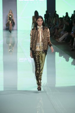 Manken Custo Barcelona moda Show Resort 2018 koleksiyonda Miami moda hafta 2017 Miami'de Buz Sarayı'nda 2 Haziran 2017 üzerinde sırasında pist yürür