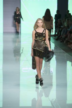 Manken Custo Barcelona moda Show Resort 2018 koleksiyonda Miami moda hafta 2017 Miami'de Buz Sarayı'nda 2 Haziran 2017 üzerinde sırasında pist yürür