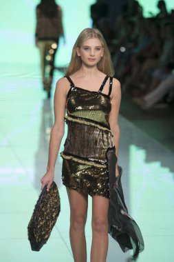 Manken Custo Barcelona moda Show Resort 2018 koleksiyonda Miami moda hafta 2017 Miami'de Buz Sarayı'nda 2 Haziran 2017 üzerinde sırasında pist yürür