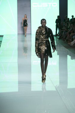 Manken Custo Barcelona moda Show Resort 2018 koleksiyonda Miami moda hafta 2017 Miami'de Buz Sarayı'nda 2 Haziran 2017 üzerinde sırasında pist yürür