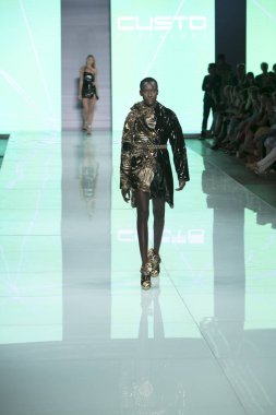 Manken Custo Barcelona moda Show Resort 2018 koleksiyonda Miami moda hafta 2017 Miami'de Buz Sarayı'nda 2 Haziran 2017 üzerinde sırasında pist yürür