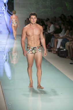 Bir modeli pist bayım Xxx yaz 2017 defile için sanat, kalp ve moda 2017 Funkshion çadır, Miami Beach'de Yüzme sırasında 20 Temmuz 2017 üzerinde yürür