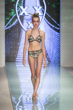 Bir modeli pist bayım Xxx yaz 2017 defile için sanat, kalp ve moda 2017 Funkshion çadır, Miami Beach'de Yüzme sırasında 20 Temmuz 2017 üzerinde yürür