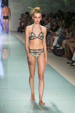 Bir modeli pist bayım Xxx yaz 2017 defile için sanat, kalp ve moda 2017 Funkshion çadır, Miami Beach'de Yüzme sırasında 20 Temmuz 2017 üzerinde yürür