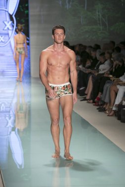Bir modeli pist bayım Xxx yaz 2017 defile için sanat, kalp ve moda 2017 Funkshion çadır, Miami Beach'de Yüzme sırasında 20 Temmuz 2017 üzerinde yürür