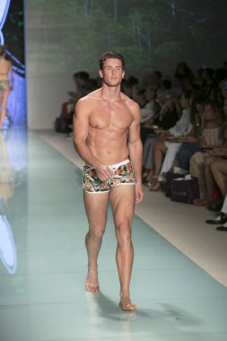Bir modeli pist bayım Xxx yaz 2017 defile için sanat, kalp ve moda 2017 Funkshion çadır, Miami Beach'de Yüzme sırasında 20 Temmuz 2017 üzerinde yürür