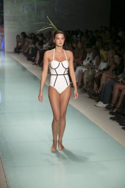 Bir modeli pist bayım Xxx yaz 2017 defile için sanat, kalp ve moda 2017 Funkshion çadır, Miami Beach'de Yüzme sırasında 20 Temmuz 2017 üzerinde yürür