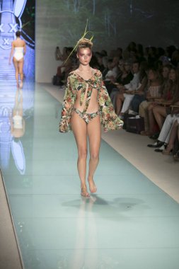 Bir modeli pist bayım Xxx yaz 2017 defile için sanat, kalp ve moda 2017 Funkshion çadır, Miami Beach'de Yüzme sırasında 20 Temmuz 2017 üzerinde yürür