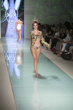 Bir modeli pist bayım Xxx yaz 2017 defile için sanat, kalp ve moda 2017 Funkshion çadır, Miami Beach'de Yüzme sırasında 20 Temmuz 2017 üzerinde yürür