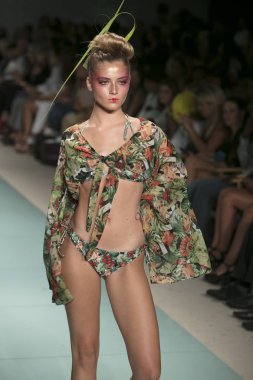 Bir modeli pist bayım Xxx yaz 2017 defile için sanat, kalp ve moda 2017 Funkshion çadır, Miami Beach'de Yüzme sırasında 20 Temmuz 2017 üzerinde yürür