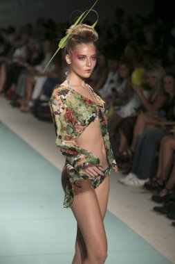 Bir modeli pist bayım Xxx yaz 2017 defile için sanat, kalp ve moda 2017 Funkshion çadır, Miami Beach'de Yüzme sırasında 20 Temmuz 2017 üzerinde yürür