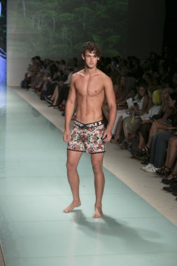 Bir modeli pist bayım Xxx yaz 2017 defile için sanat, kalp ve moda 2017 Funkshion çadır, Miami Beach'de Yüzme sırasında 20 Temmuz 2017 üzerinde yürür