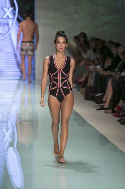 Bir modeli pist bayım Xxx yaz 2017 defile için sanat, kalp ve moda 2017 Funkshion çadır, Miami Beach'de Yüzme sırasında 20 Temmuz 2017 üzerinde yürür