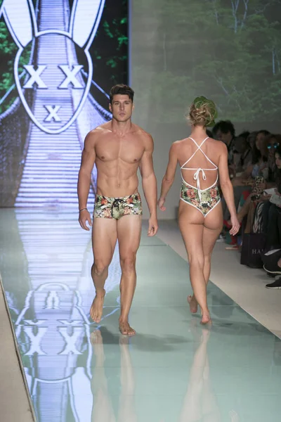 Bir modeli pist bayım Xxx yaz 2017 defile için sanat, kalp ve moda 2017 Funkshion çadır, Miami Beach'de Yüzme sırasında 20 Temmuz 2017 üzerinde yürür