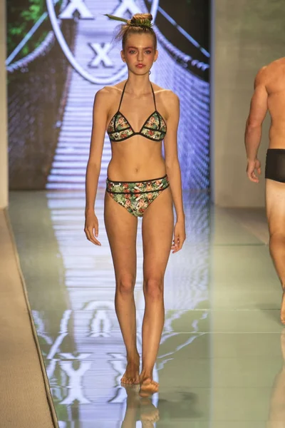 Bir modeli pist bayım Xxx yaz 2017 defile için sanat, kalp ve moda 2017 Funkshion çadır, Miami Beach'de Yüzme sırasında 20 Temmuz 2017 üzerinde yürür
