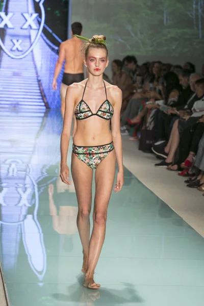 Bir modeli pist bayım Xxx yaz 2017 defile için sanat, kalp ve moda 2017 Funkshion çadır, Miami Beach'de Yüzme sırasında 20 Temmuz 2017 üzerinde yürür