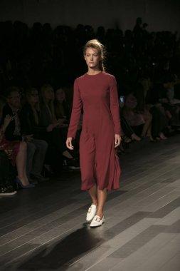 Bir model Galeri 1 New York Fashion Week, dam penceresi Clarkson meydanda 10 Eylül 2017 New York'ta Francesca Liberatore moda show parçası sırasında pist yürür.