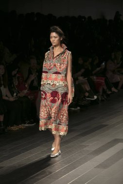 Bir model Galeri 1 New York Fashion Week, dam penceresi Clarkson meydanda 10 Eylül 2017 New York'ta Francesca Liberatore moda show parçası sırasında pist yürür.