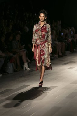 Bir model Galeri 1 New York Fashion Week, dam penceresi Clarkson meydanda 10 Eylül 2017 New York'ta Francesca Liberatore moda show parçası sırasında pist yürür.