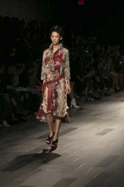 Bir model Galeri 1 New York Fashion Week, dam penceresi Clarkson meydanda 10 Eylül 2017 New York'ta Francesca Liberatore moda show parçası sırasında pist yürür.