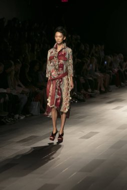 Bir model Galeri 1 New York Fashion Week, dam penceresi Clarkson meydanda 10 Eylül 2017 New York'ta Francesca Liberatore moda show parçası sırasında pist yürür.