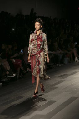 Bir model Galeri 1 New York Fashion Week, dam penceresi Clarkson meydanda 10 Eylül 2017 New York'ta Francesca Liberatore moda show parçası sırasında pist yürür.