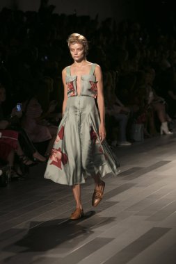 Bir model Galeri 1 New York Fashion Week, dam penceresi Clarkson meydanda 10 Eylül 2017 New York'ta Francesca Liberatore moda show parçası sırasında pist yürür.