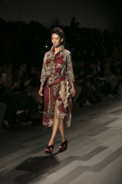 Bir model Galeri 1 New York Fashion Week, dam penceresi Clarkson meydanda 10 Eylül 2017 New York'ta Francesca Liberatore moda show parçası sırasında pist yürür.