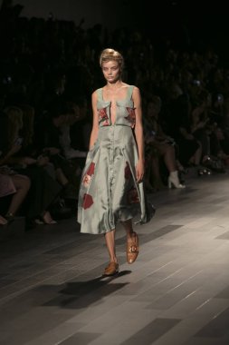 Bir model Galeri 1 New York Fashion Week, dam penceresi Clarkson meydanda 10 Eylül 2017 New York'ta Francesca Liberatore moda show parçası sırasında pist yürür.