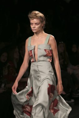 Bir model Galeri 1 New York Fashion Week, dam penceresi Clarkson meydanda 10 Eylül 2017 New York'ta Francesca Liberatore moda show parçası sırasında pist yürür.
