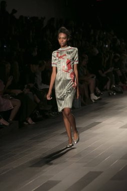 Bir model Galeri 1 New York Fashion Week, dam penceresi Clarkson meydanda 10 Eylül 2017 New York'ta Francesca Liberatore moda show parçası sırasında pist yürür.