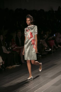 Bir model Galeri 1 New York Fashion Week, dam penceresi Clarkson meydanda 10 Eylül 2017 New York'ta Francesca Liberatore moda show parçası sırasında pist yürür.