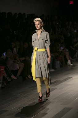 Bir model Galeri 1 New York Fashion Week, dam penceresi Clarkson meydanda 10 Eylül 2017 New York'ta Francesca Liberatore moda show parçası sırasında pist yürür.