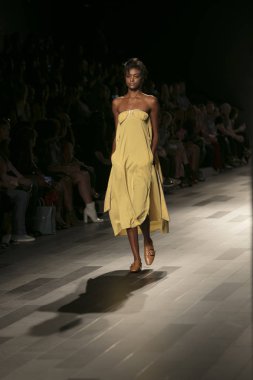 Bir model Galeri 1 New York Fashion Week, dam penceresi Clarkson meydanda 10 Eylül 2017 New York'ta Francesca Liberatore moda show parçası sırasında pist yürür.