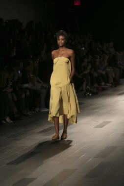 Bir model Galeri 1 New York Fashion Week, dam penceresi Clarkson meydanda 10 Eylül 2017 New York'ta Francesca Liberatore moda show parçası sırasında pist yürür.