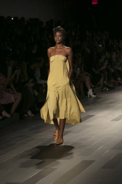 Bir model Galeri 1 New York Fashion Week, dam penceresi Clarkson meydanda 10 Eylül 2017 New York'ta Francesca Liberatore moda show parçası sırasında pist yürür.