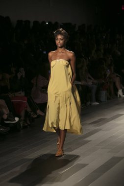 Bir model Galeri 1 New York Fashion Week, dam penceresi Clarkson meydanda 10 Eylül 2017 New York'ta Francesca Liberatore moda show parçası sırasında pist yürür.