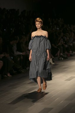 Bir model Galeri 1 New York Fashion Week, dam penceresi Clarkson meydanda 10 Eylül 2017 New York'ta Francesca Liberatore moda show parçası sırasında pist yürür.