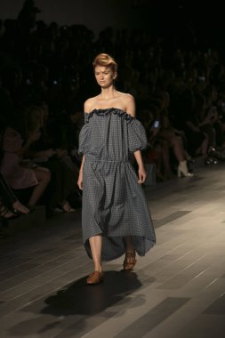 Bir model Galeri 1 New York Fashion Week, dam penceresi Clarkson meydanda 10 Eylül 2017 New York'ta Francesca Liberatore moda show parçası sırasında pist yürür.