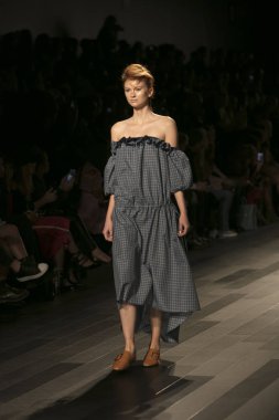 Bir model Galeri 1 New York Fashion Week, dam penceresi Clarkson meydanda 10 Eylül 2017 New York'ta Francesca Liberatore moda show parçası sırasında pist yürür.